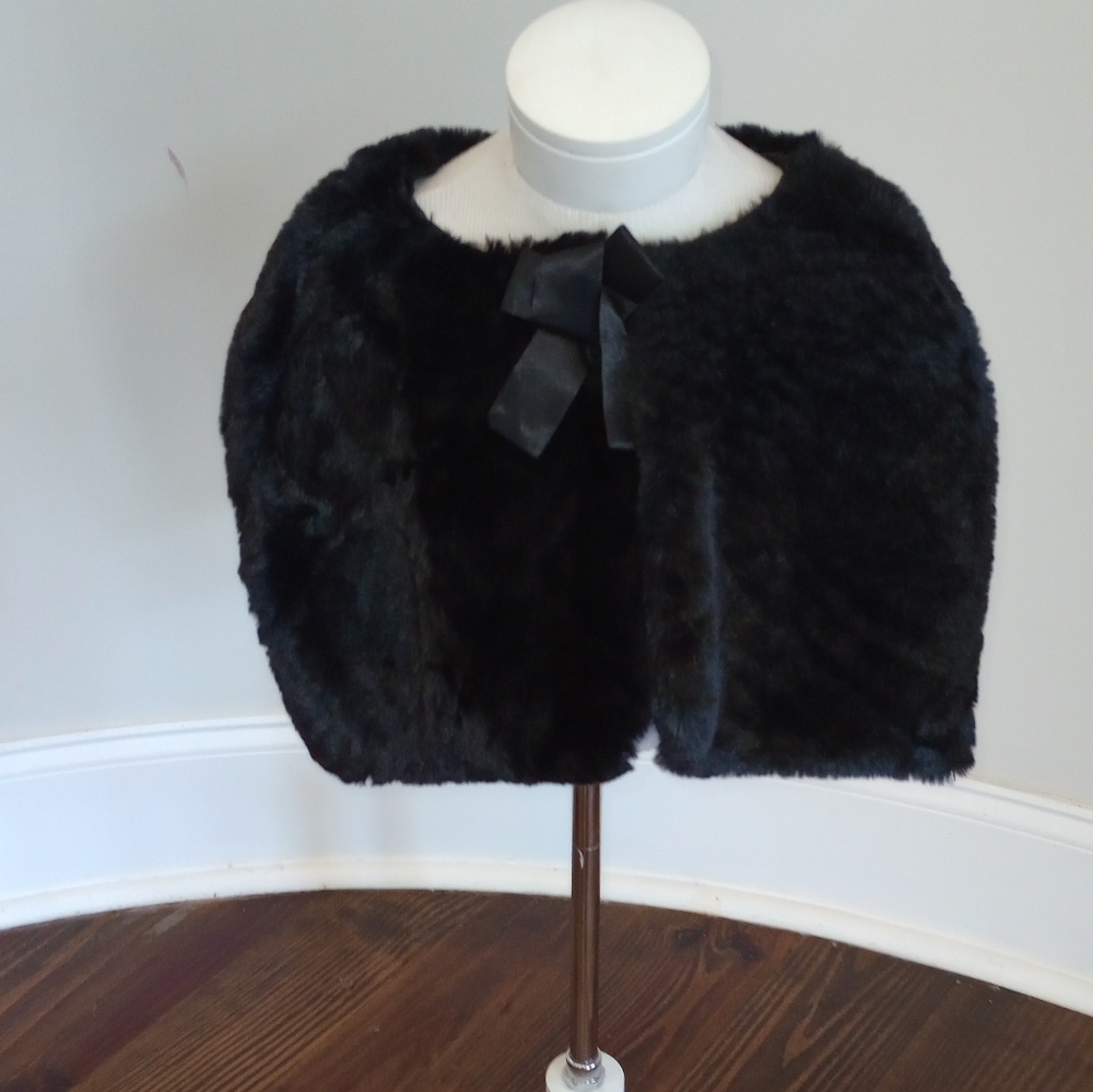 Black faux fur small black cape
